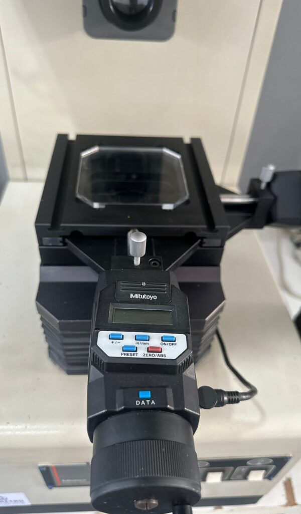 Projetor de Perfil Mitutoyo PJ-3000 - Imagem 4