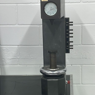 Durometro de Bancada Wolpert automático, rockwell normal, superficial e brinell