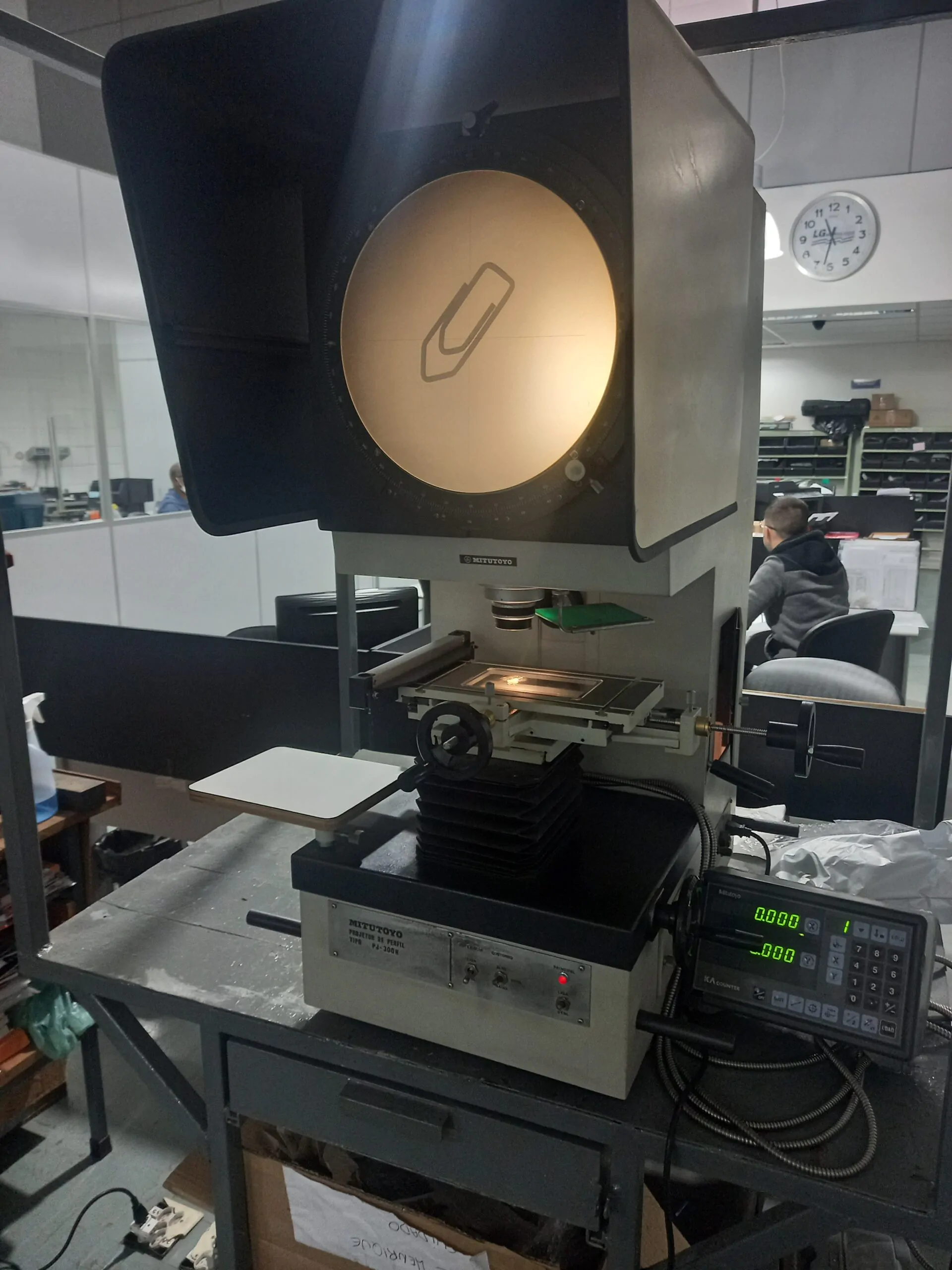 Projetor de Perfil Mitutoyo PJ-300 com Réguas e Indicador - Imagem 2