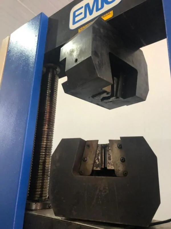 Máquina de Tração e Compressão Emic 600 kN - Imagem 4