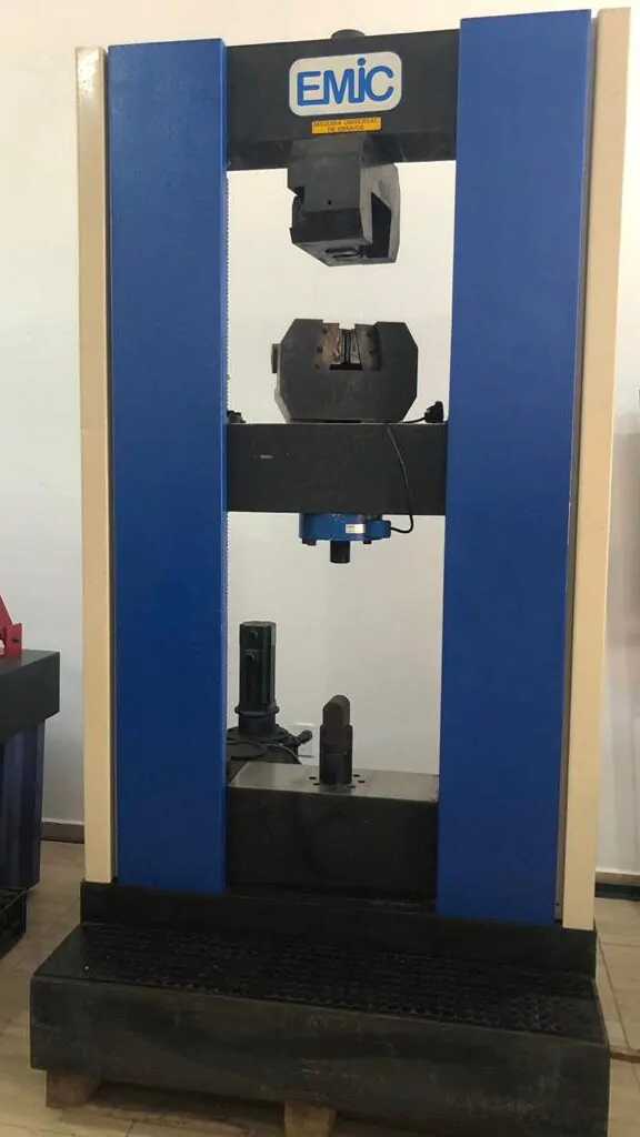 Máquina de Tração e Compressão Emic 600 kN