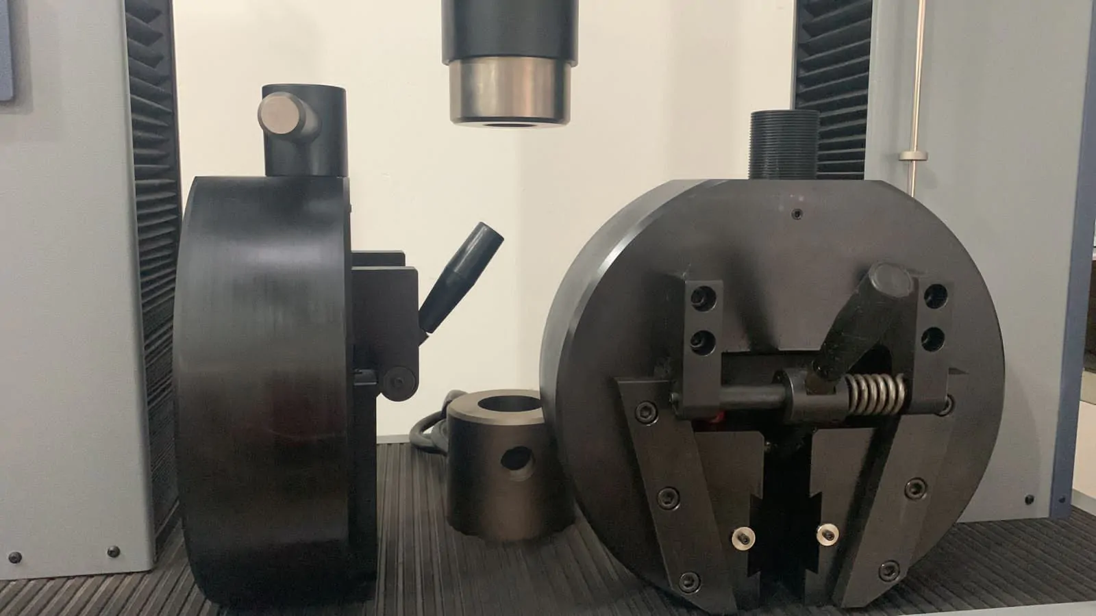 Máquina de Tração e Compressão Kratos 300 kN - Imagem 5