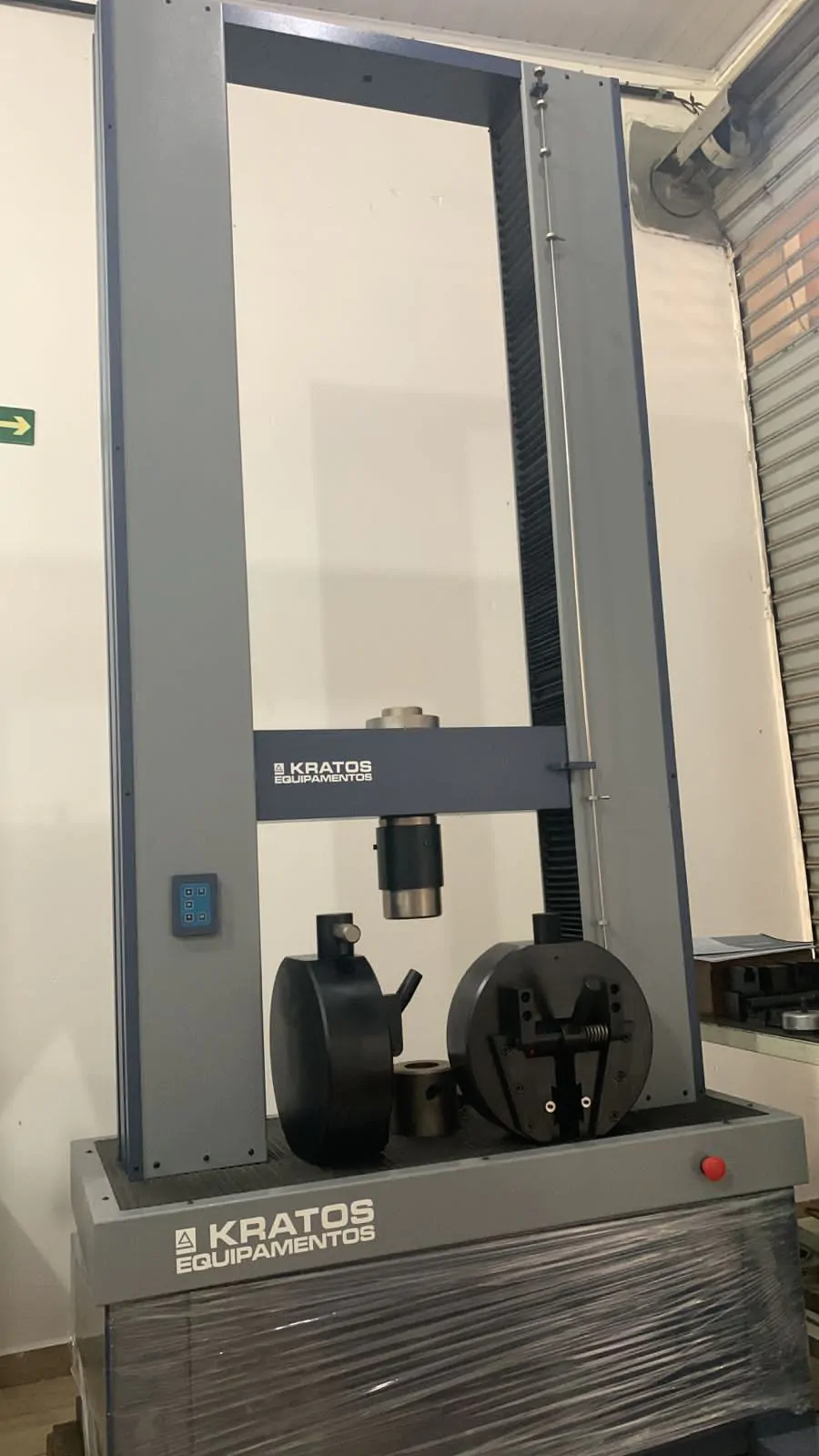 Máquina de Tração e Compressão Kratos 300 kN