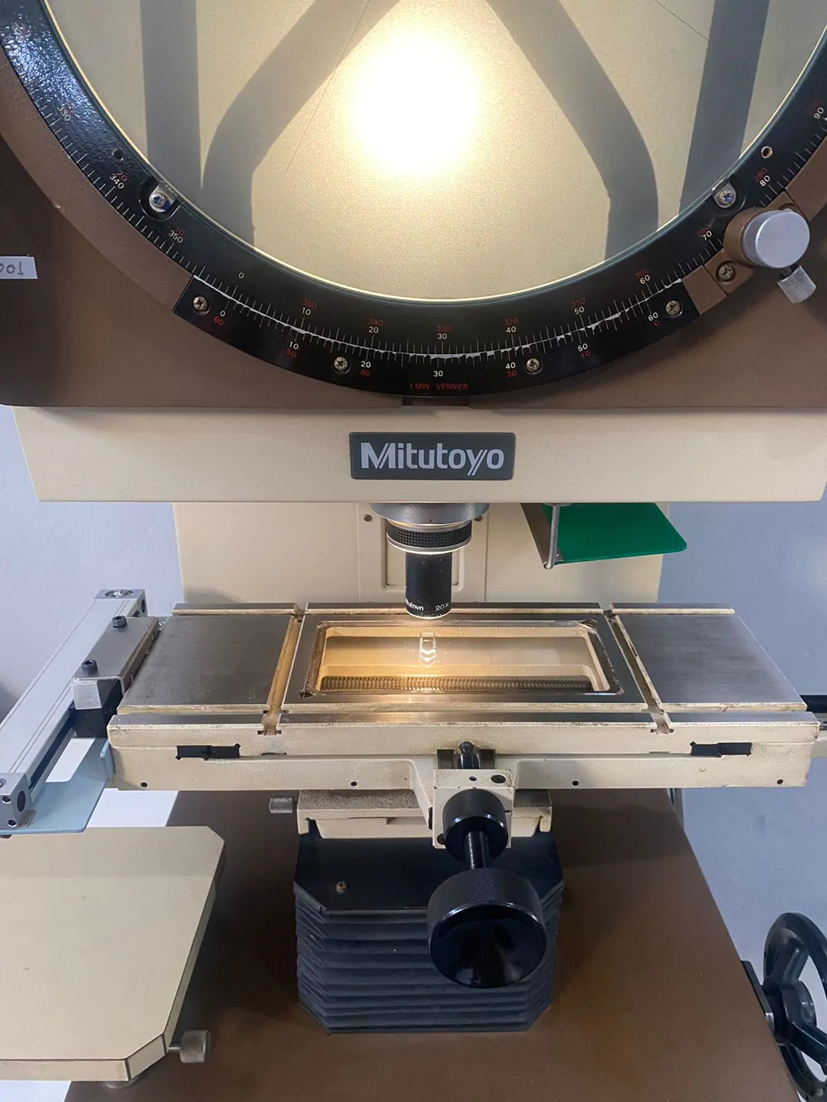 Projetor de Perfil Mitutoyo PJ-300H com Réguas e Indicador - Imagem 2