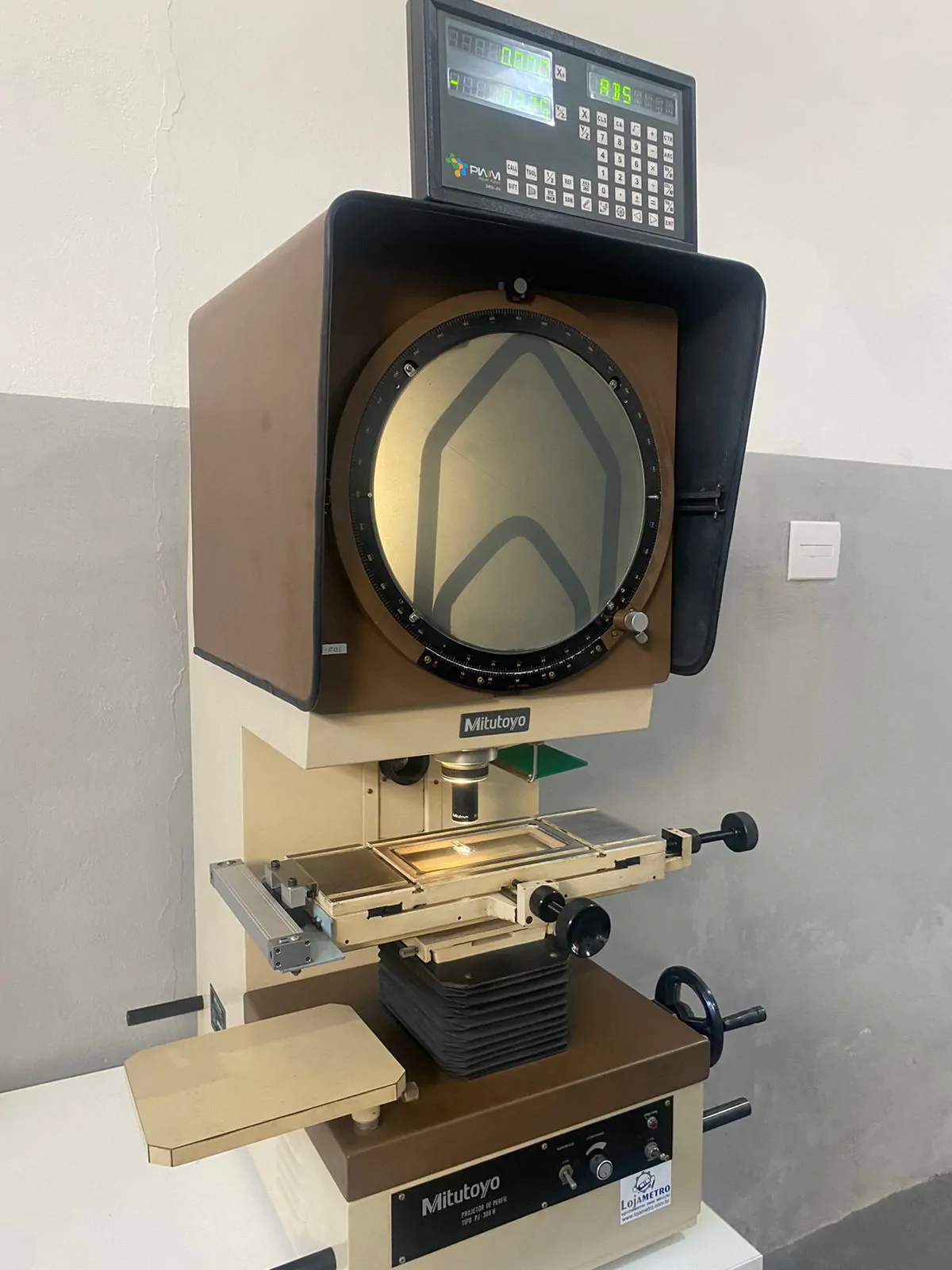 Projetor de Perfil Mitutoyo PJ-300H com Réguas e Indicador - Imagem 3