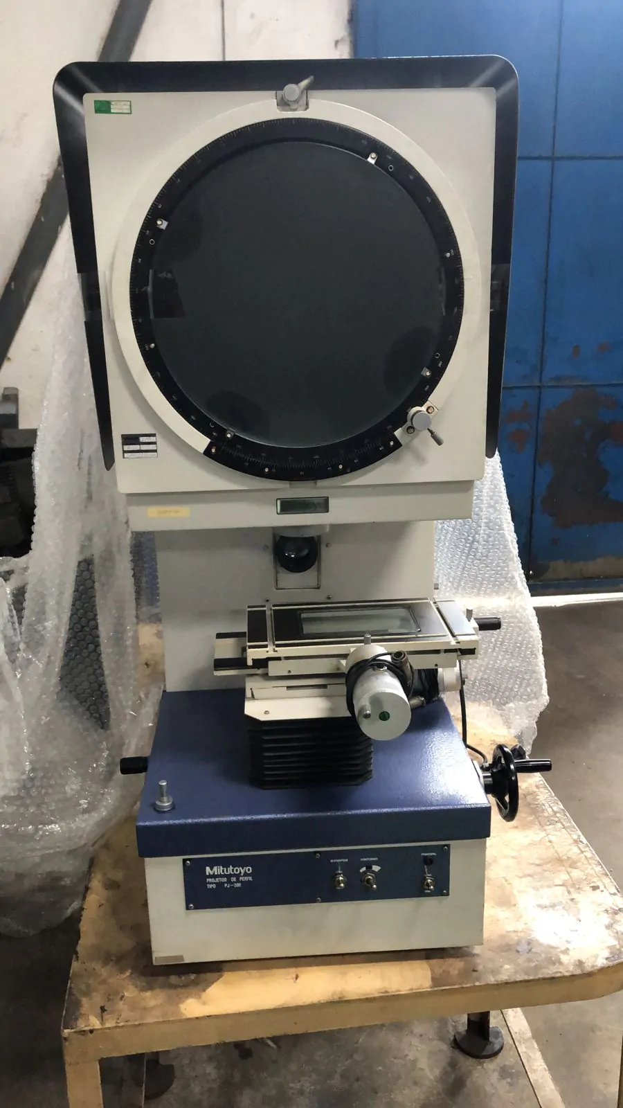 Projetor de Perfil Mitutoyo PJ-300 com Indicador