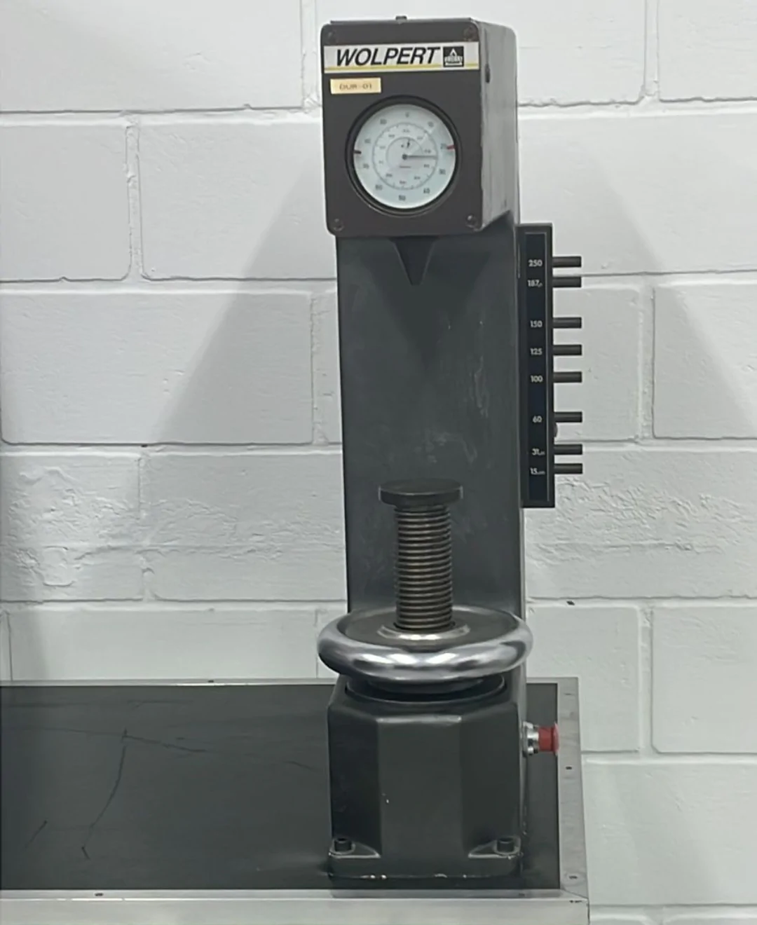 Durometro de Bancada Wolpert automático, rockwell normal, superficial e brinell