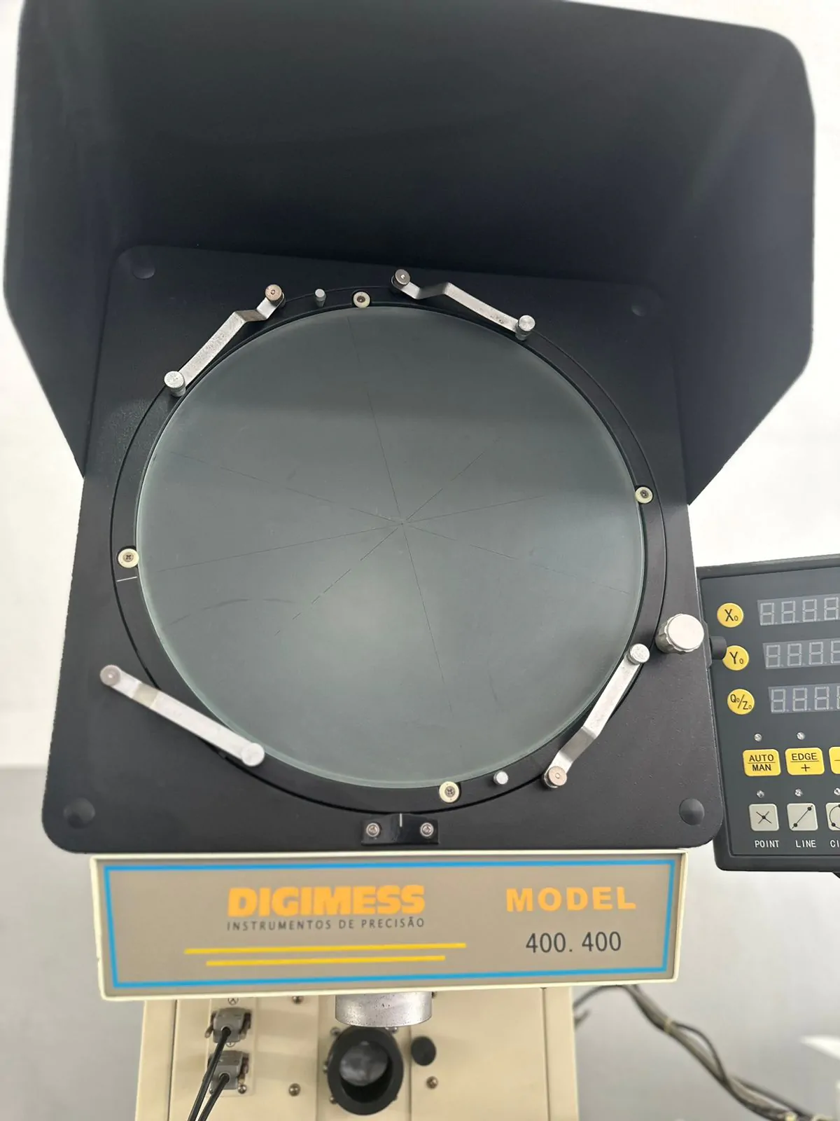 Projetor de Perfil Digimess modelo 400.400 com Indicador Digital