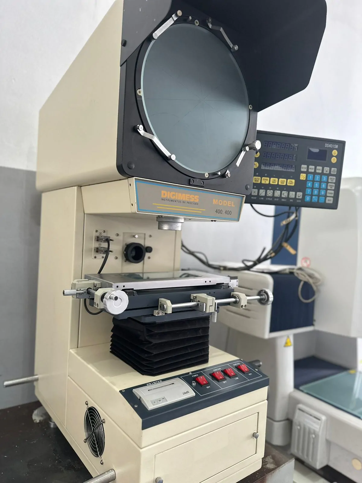 Projetor de Perfil Digimess modelo 400.400 com Indicador Digital