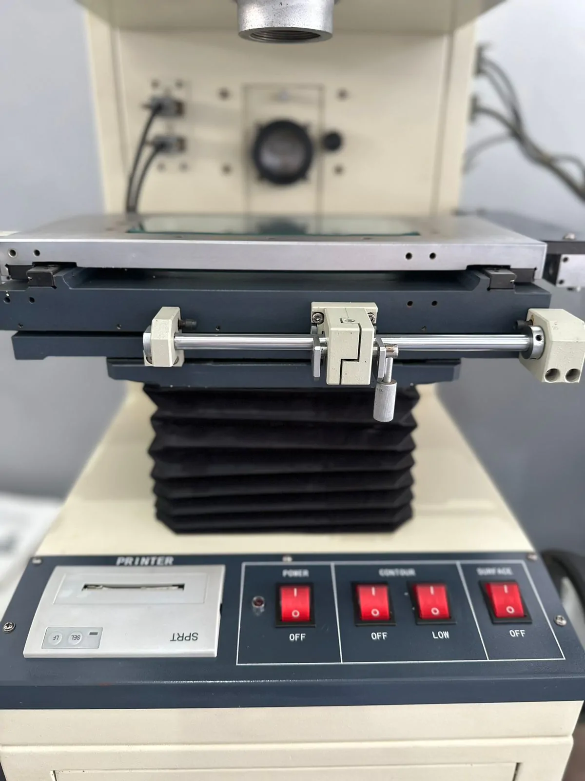 Projetor de Perfil Digimess modelo 400.400 com Indicador Digital