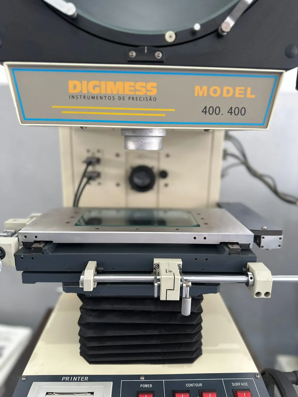 Projetor de Perfil Digimess modelo 400.400 com Indicador Digital