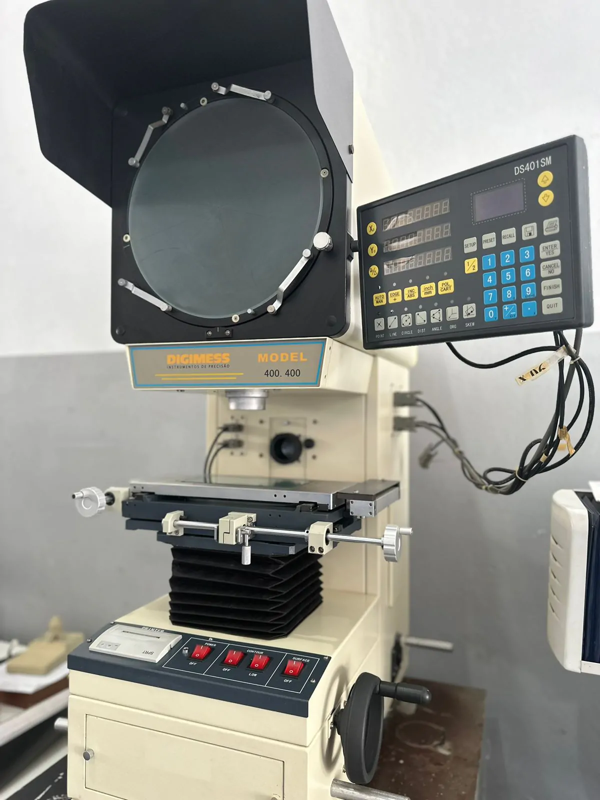 Projetor de Perfil Digimess modelo 400.400 com Indicador Digital