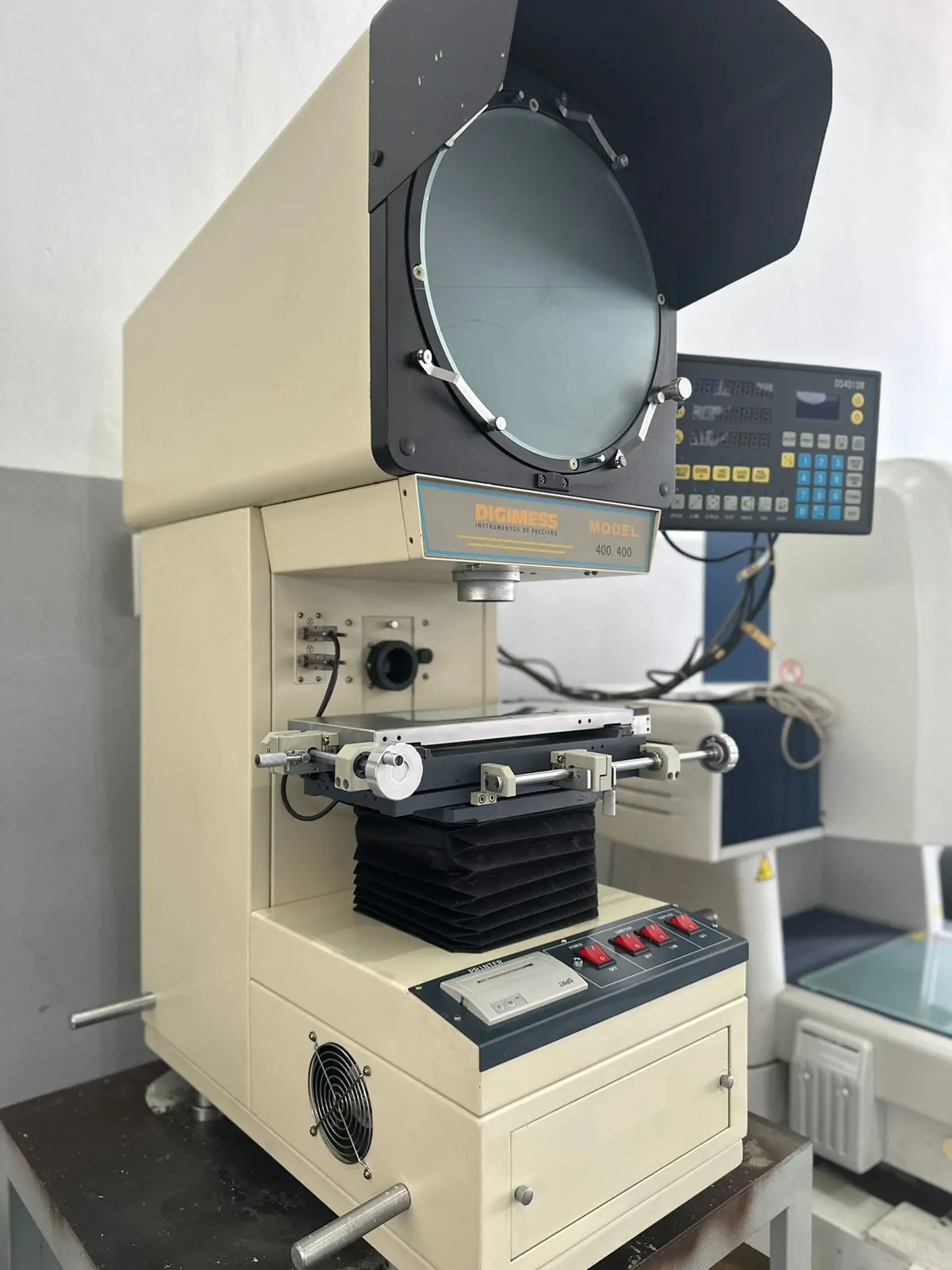 Projetor de Perfil Digimess modelo 400.400 com Indicador Digital