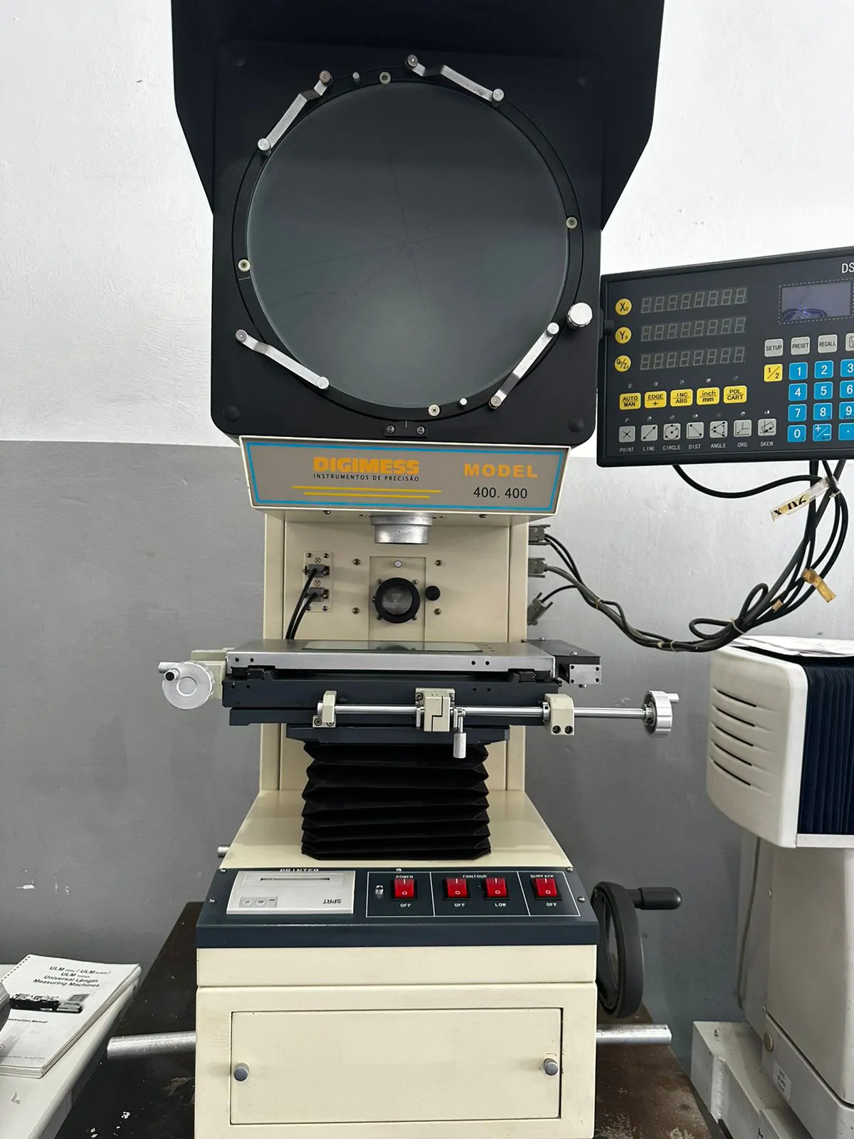 Projetor de Perfil Digimess modelo 400.400 com Indicador Digital