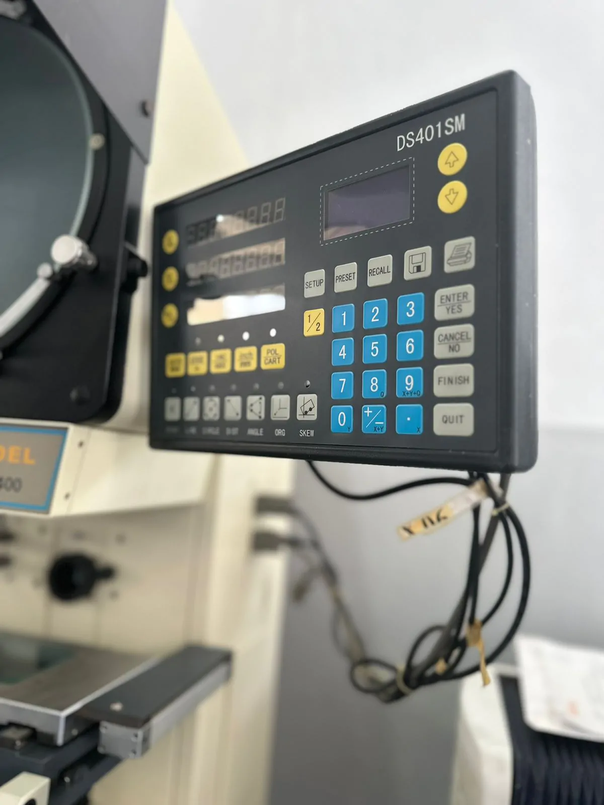 Projetor de Perfil Digimess modelo 400.400 com Indicador Digital