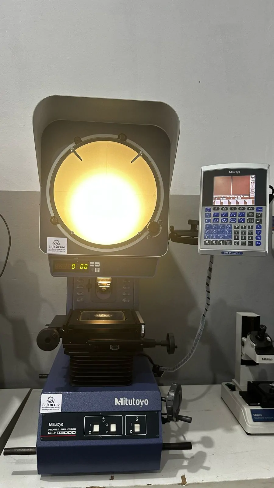 PROJETOR DE PERFIL MITUTOYO QM DATA MESA