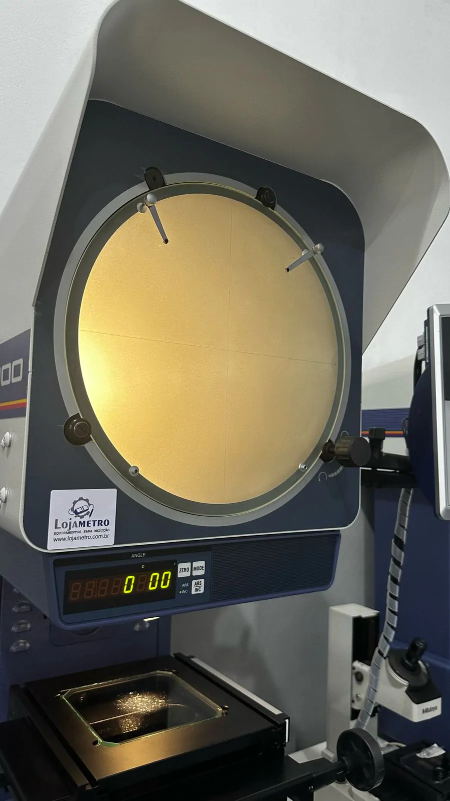 PROJETOR DE PERFIL MITUTOYO QM DATA MESA