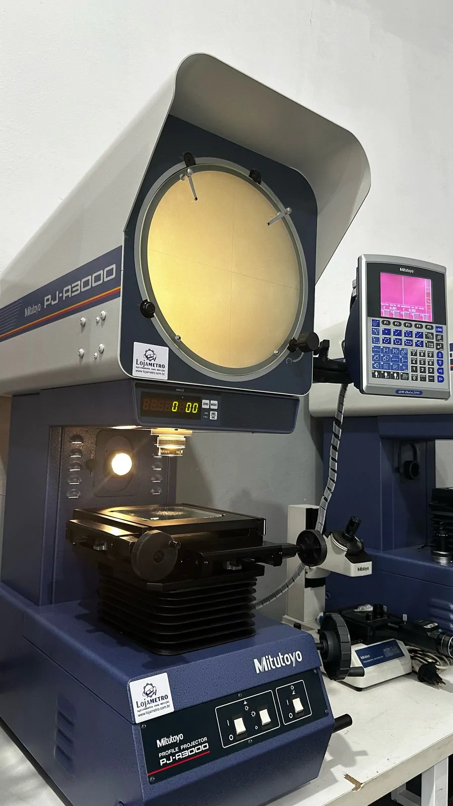 PROJETOR DE PERFIL MITUTOYO QM DATA MESA
