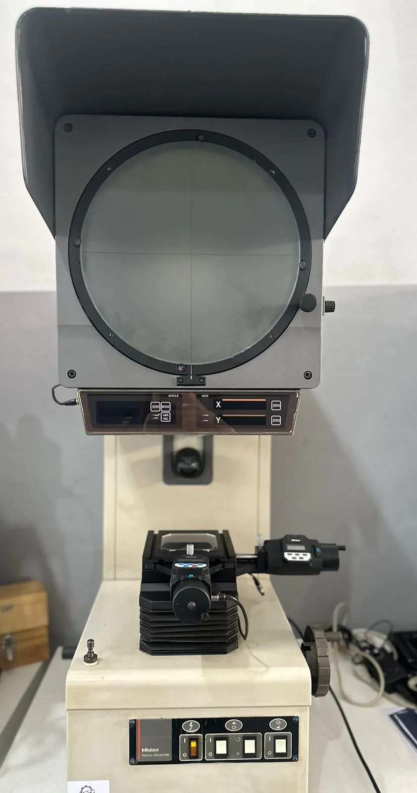 Projetor de Perfil Mitutoyo PJ-3000 - Imagem 6