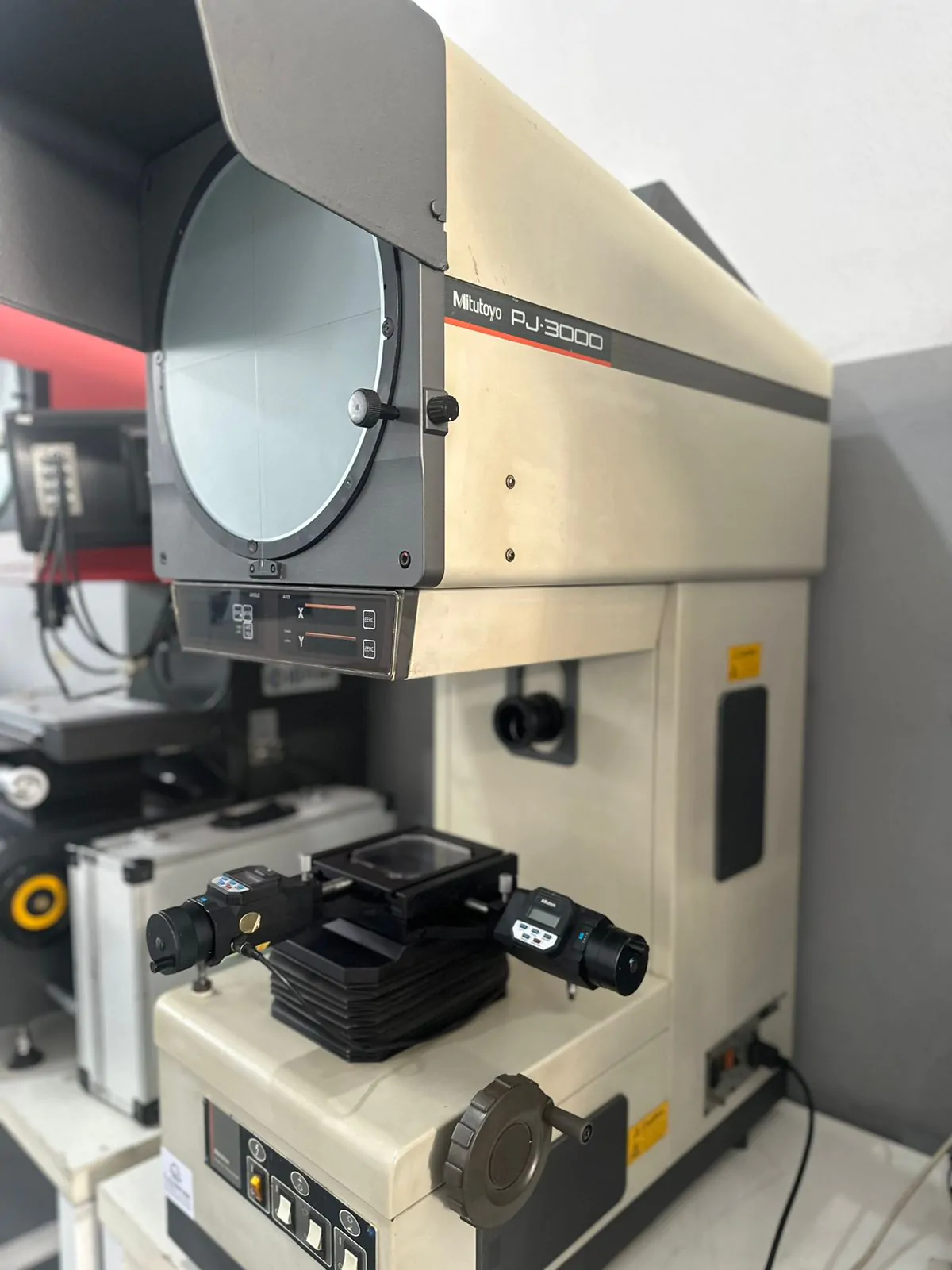 Projetor de Perfil Mitutoyo PJ-3000 - Imagem 3