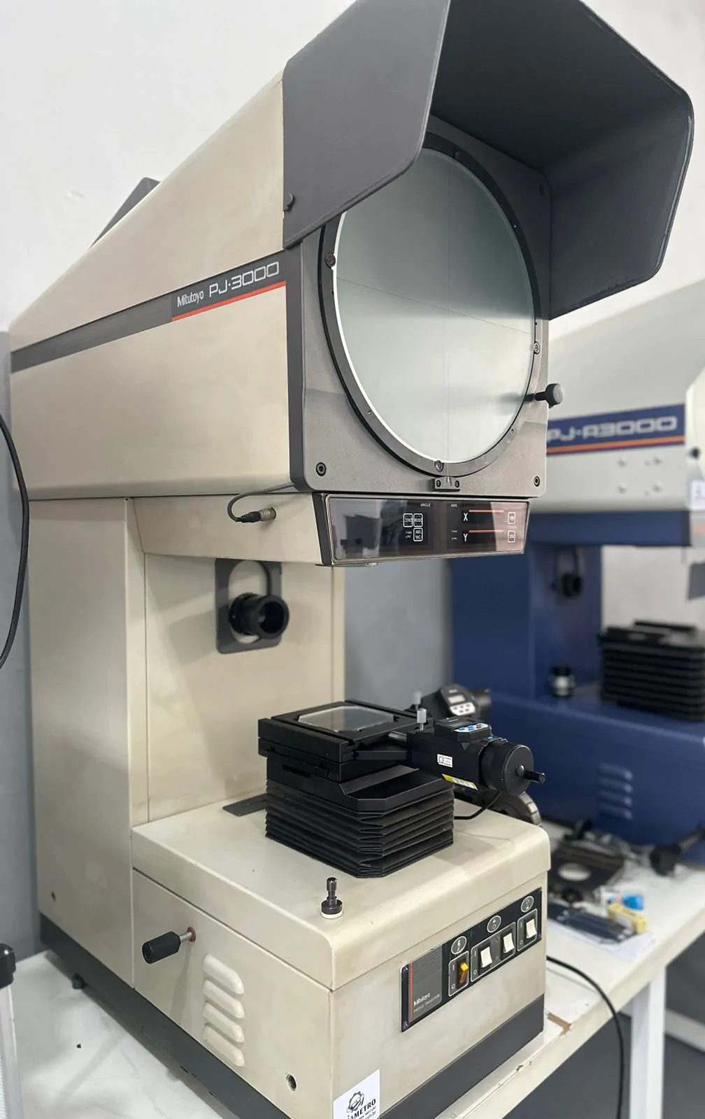 Projetor de Perfil Mitutoyo PJ-3000 - Imagem 2