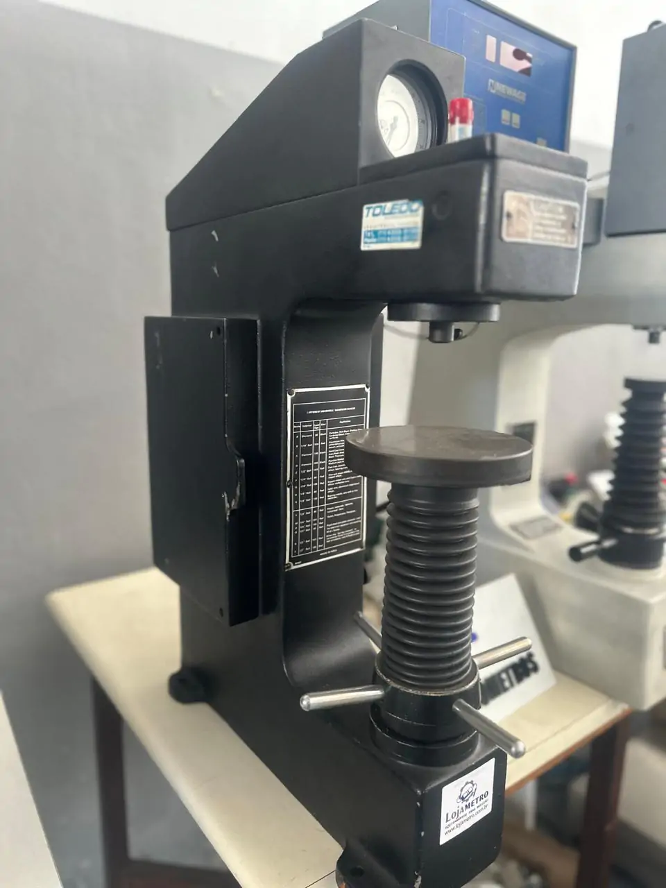 Durômetro de Bancada - Imagem 5