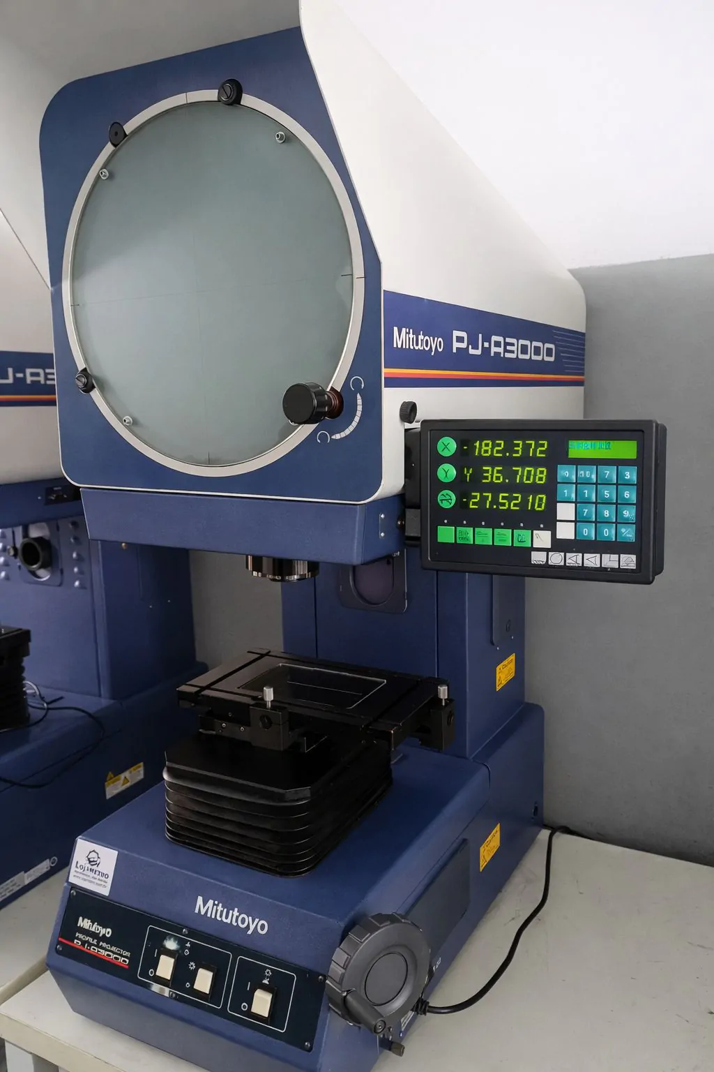 Projetor de Perfil Mitutoyo Com Indicador Digital DC-3000 Mesa 150x50mm
