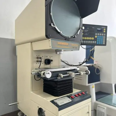 Projetor de Perfil Digimess modelo 400.400 com Indicador Digital